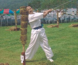 주선동씨 짚단베기기록 기네스북 올라 : 네이트 뉴스