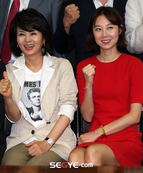 [포토] 유지인-공효진 '한국영화 화이팅!' : 네이트 연예