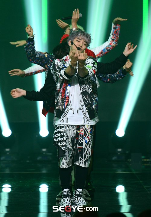 [포토] 2PM 준호 '여러분 신나게 놀아요!' : 네이트 연예