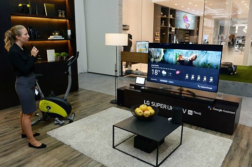 LG '초프리미엄' vs 삼성 '대중화'…가전 맞수 상반된 전략 : 네이트 뉴스