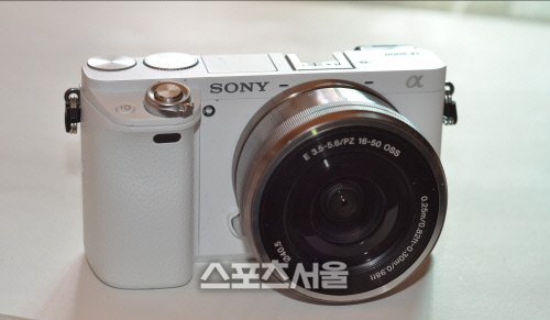 [강헌주기자의 신상털기] 소니 A6000 화이트 Ces 동행기- 과장없는 실물 묘사 '소니 디카' 전통 여전 : 네이트 뉴스