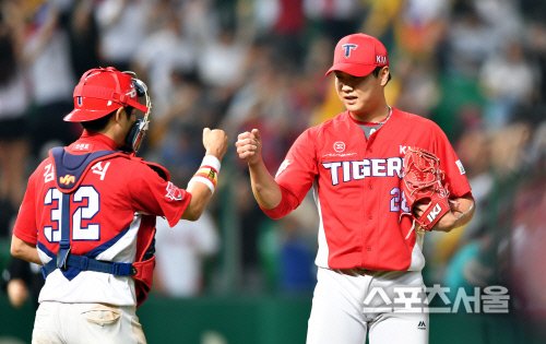 세이브 김윤동 '주먹 도장 꾹'[SS포토] : 네이트 스포츠