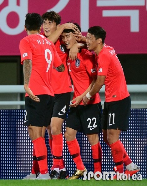황인범의 데뷔골을 축하하는 동료들! : 네이트 스포츠