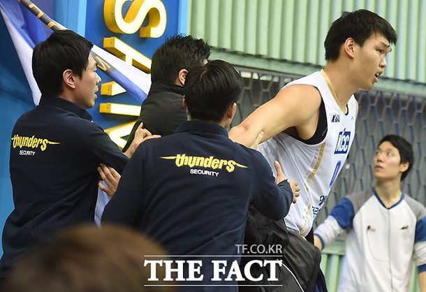 KBL, '관중에 발끈' KCC 하승진 징계 확정! 견책 조치 : 네이트 스포츠