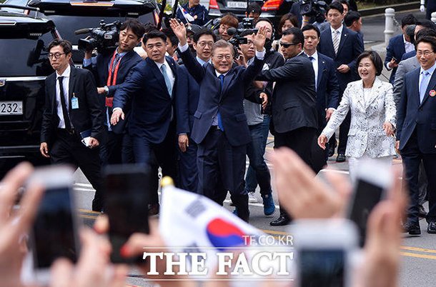 [TF포토] 청와대로 들어서며 주민과 인사하는 문재인 대통령 : 네이트 뉴스