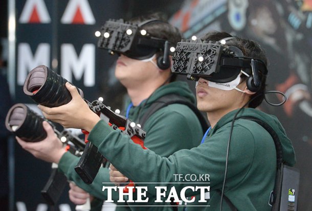 [TF포토] 오감만족 국내최초 VR 게임대회 '2017 VR 게임대전' 개최 : 네이트 뉴스
