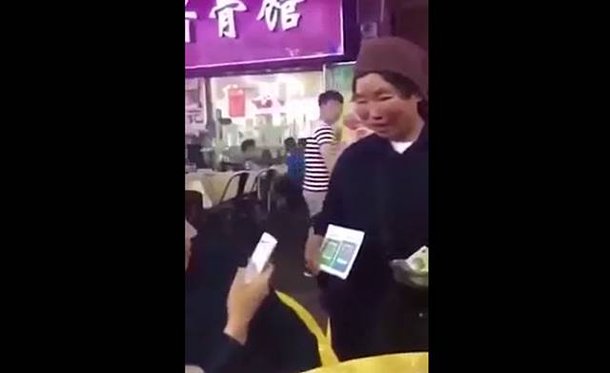 [TF영상] 대륙의 거지들 이색 구걸 '현금 노, QR코드 예스!' : 네이트 뉴스