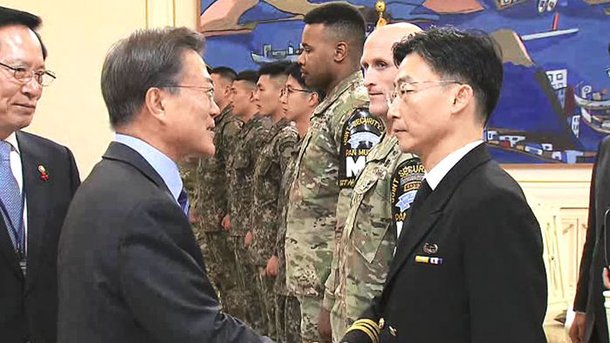 문 대통령, '소령 군복' 입은 이국종 격려…