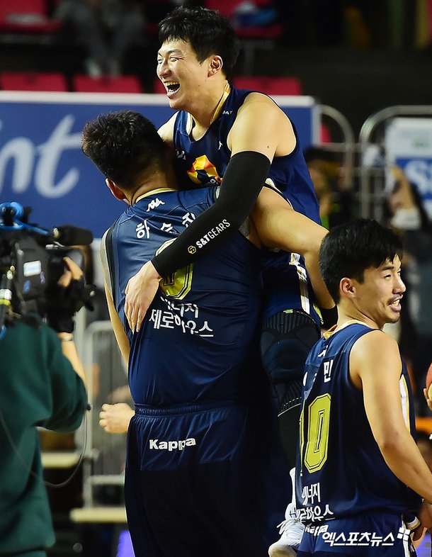 하승진 '이정현을 번쩍'[포토] : 네이트 스포츠