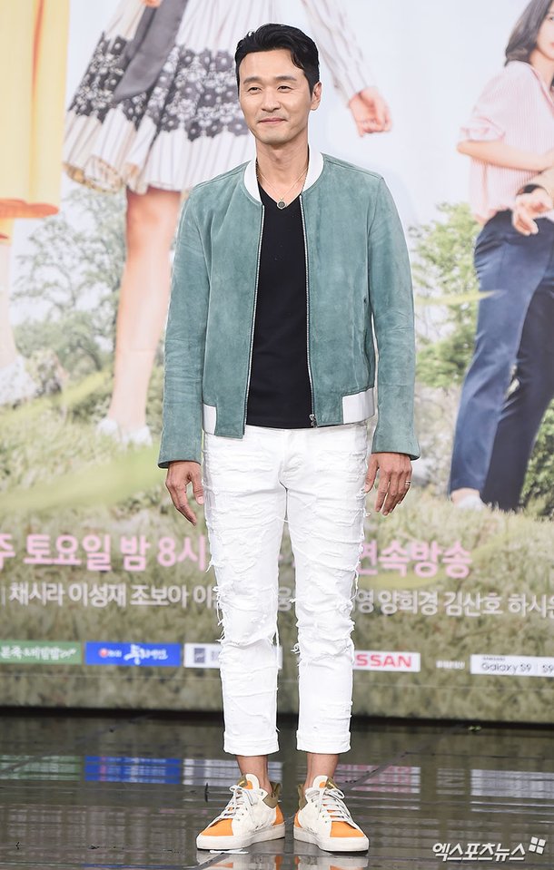 [엑's HD포토] 이성재 '비행기 기장 역 맡았어요' : 네이트 연예