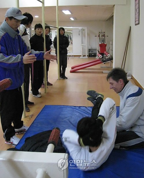 장대높이뛰기 훈련장..'아이고! 신음이 저절로' : 네이트 스포츠
