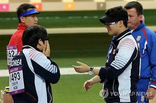 최영래 위로하는 진종오 : 네이트 스포츠