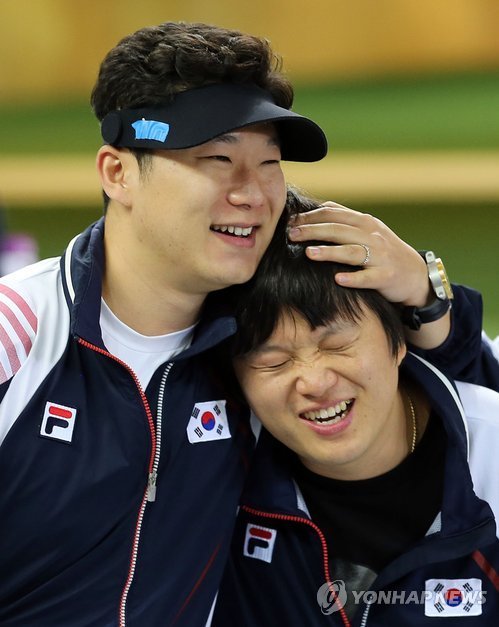 최영래 위로하는 진종오 : 네이트 스포츠