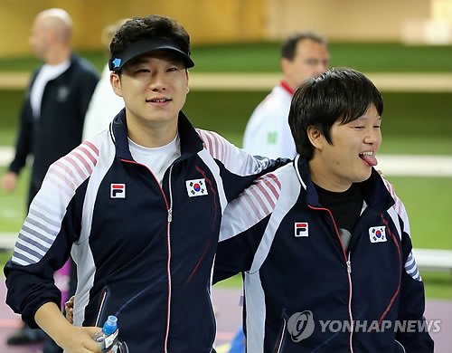 최영래 위로하는 진종오 : 네이트 스포츠
